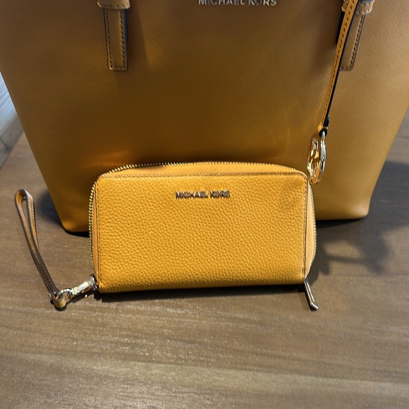Micheal Kors Tote w/ clutch wallet - Picture 8 of 11